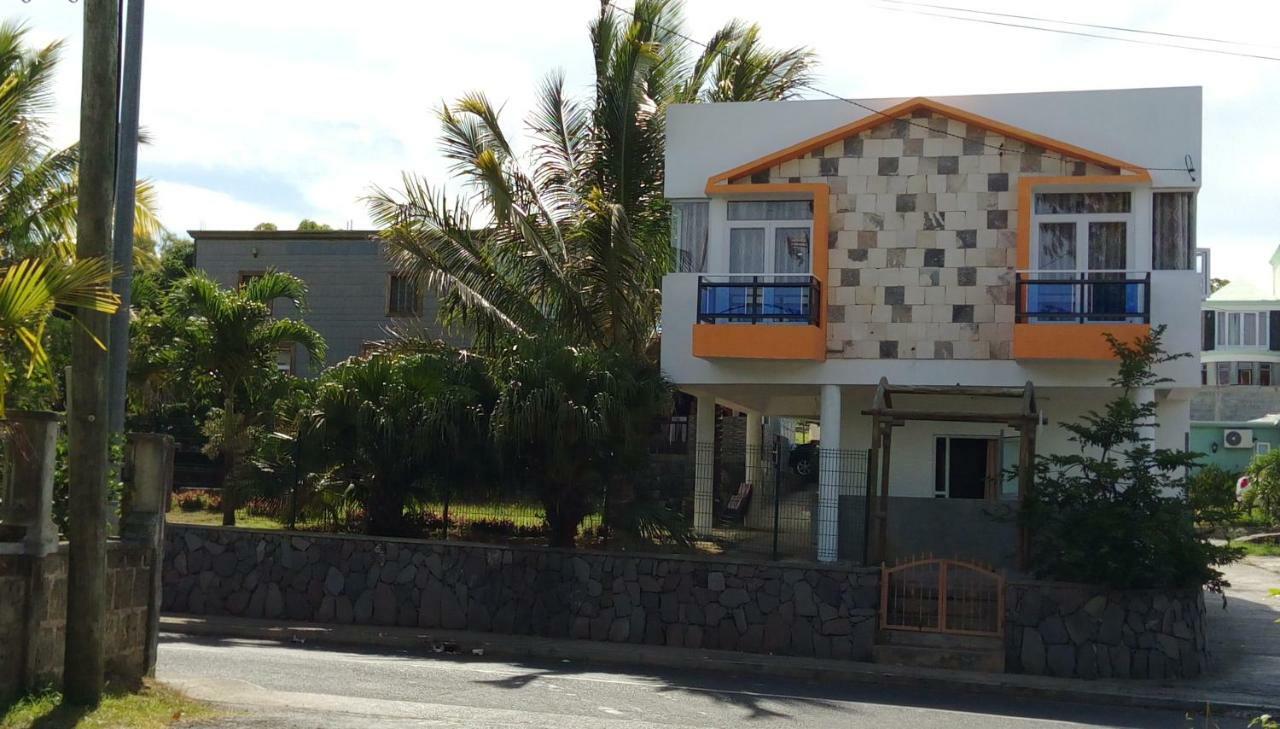 Chez Clenya Guesthouse La Ferme Luaran gambar